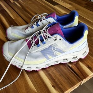 EUC On Running Women's Cloudvista Shoes - Heather/Rhubarb US women’s Size 9